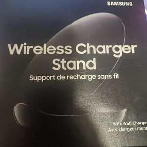 NIB - Samsung Wireless Charger Stand in Black